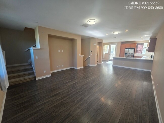Building Photo - Bellflower 3 Bedroom Townhouse