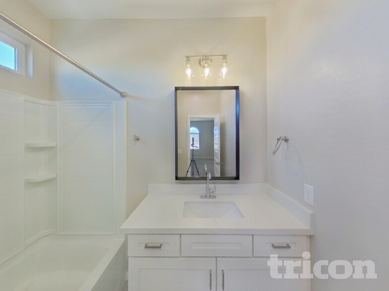 Building Photo - 1349 N Parkcrest