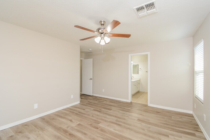 Building Photo - 15438 W Mercer Ln