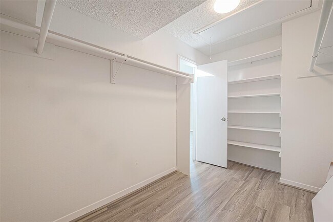 Building Photo - 9393 Westwood Village Dr