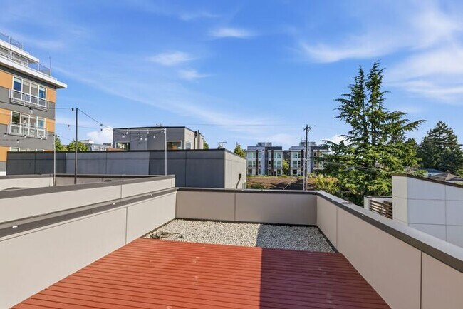 Building Photo - Trendy West Seattle Townhome w/Air Conditioning and Rooftop Deck