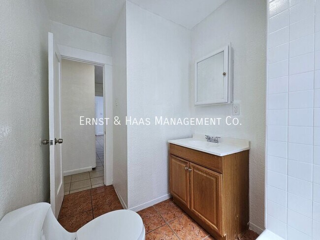 Building Photo - 1468 Alamitos Ave