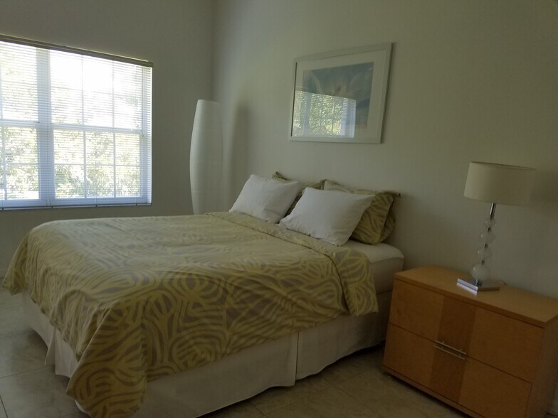 Building Photo - 4240 Central Sarasota Pky