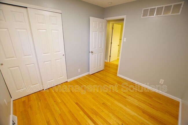 Building Photo - 723 Riderwood Dr