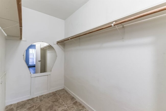 Building Photo - 2100 Tanglewilde St