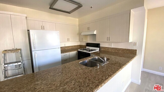 Building Photo - 701 S Kingsley Dr
