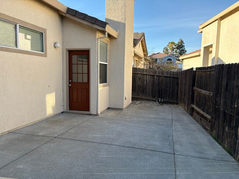 Building Photo - 905 Sapphire Cir