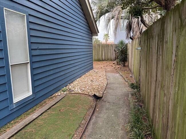 Building Photo - 505 63rd Ave N