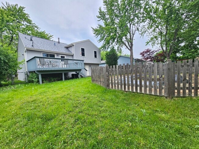 Building Photo - 571 White Birch Rd