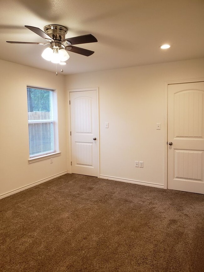 Building Photo - Spacious NISD home