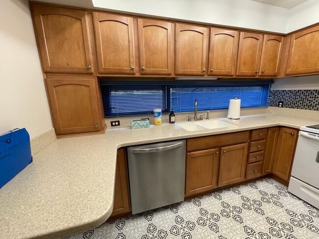 Building Photo - For Lease / Rent