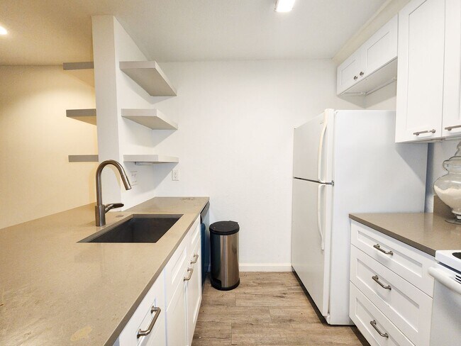 Building Photo - BEAUTIFUL REMODELED 1 BEDROOM 1 BATH CONDO.  GREAT LOCATION!