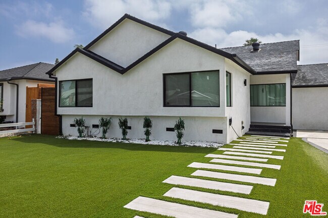 Building Photo - 6610 Farralone Ave