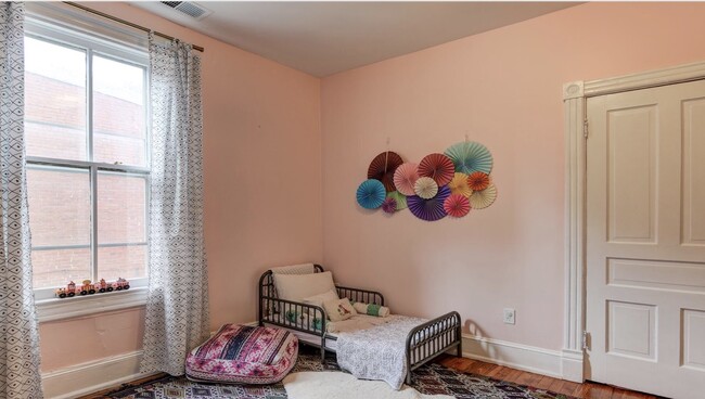 Building Photo - 7106 Maple Ave