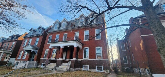 Building Photo - 2042 Russell Blvd