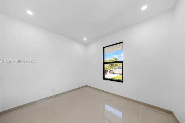 Building Photo - 2318 Scott St