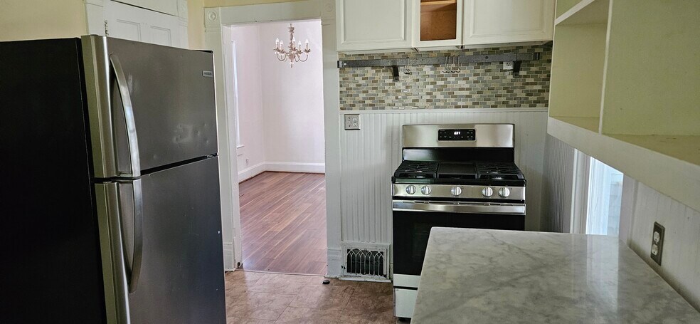 Building Photo - 129 N Bergan Ave