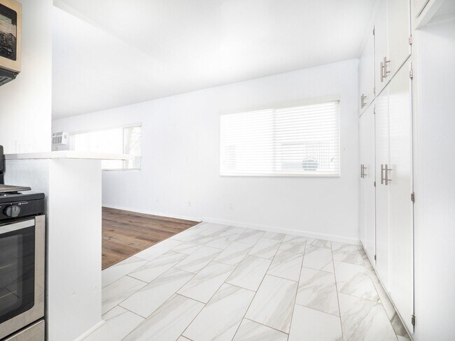 Interior Photo - 10832 Charnock Rd