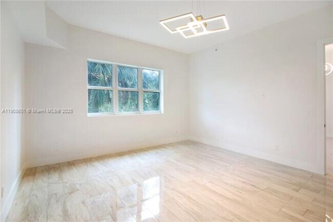 Building Photo - 14951 Royal Oaks Ln