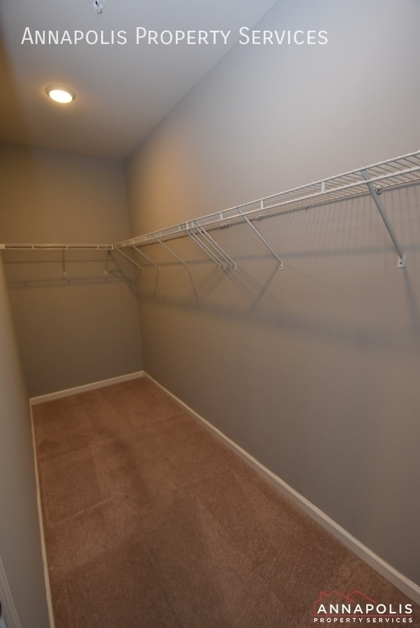 Building Photo - 8289 Meadowood Dr