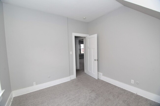 Building Photo - 2 Bedroom & Large Car Garage in Moline for...