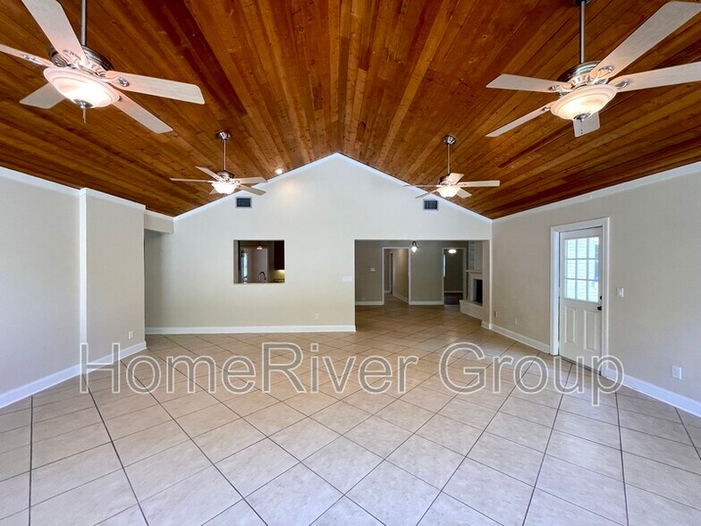 Building Photo - 2105 W Country Club Dr