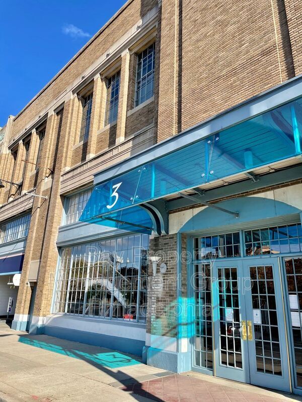 Primary Photo - 3 N Christopher Columbus Blvd