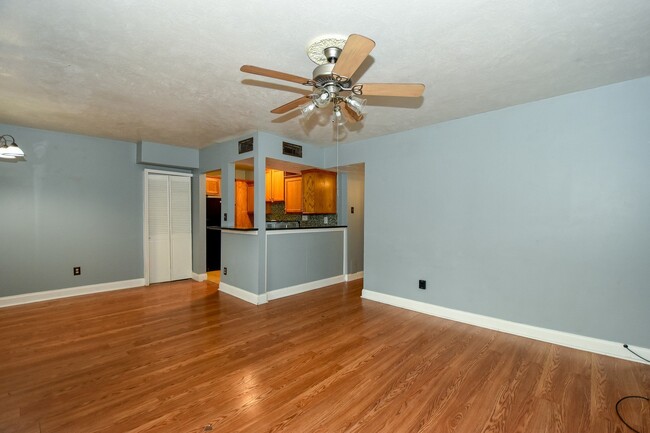 Building Photo - NICE 2 BEDROOM 1.5 BATH CONDO IN GREENWAY ...