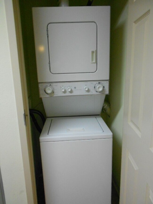 Building Photo - 2 bed 2 bath at Avalon on Pensacola! Available now!