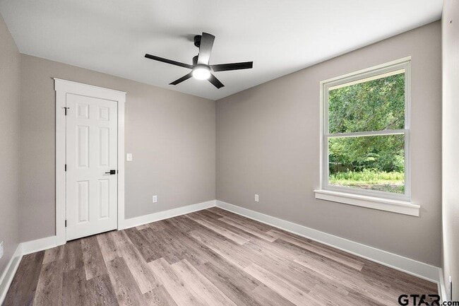 Building Photo - 437 Tara Lane