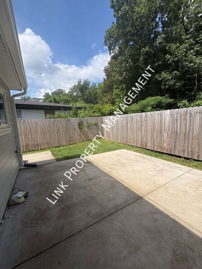 Building Photo - 123 Sequoia Dr