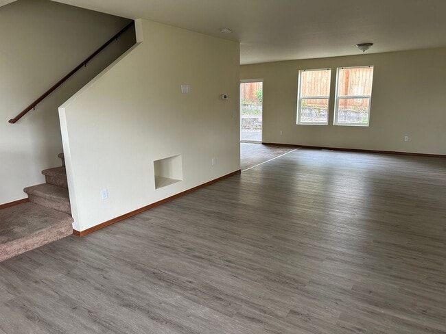 Building Photo - Beautiful 4 Bedroom / 3 Bath Home