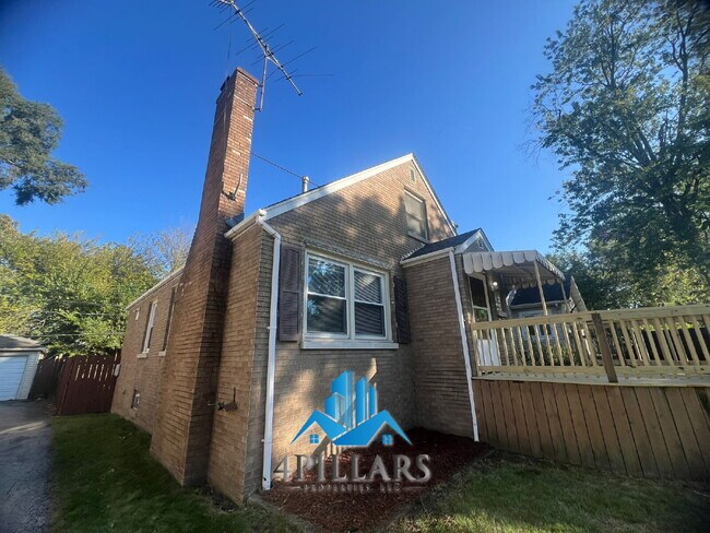 Building Photo - "Charming 3-Bedroom Home with Spacious Lay...