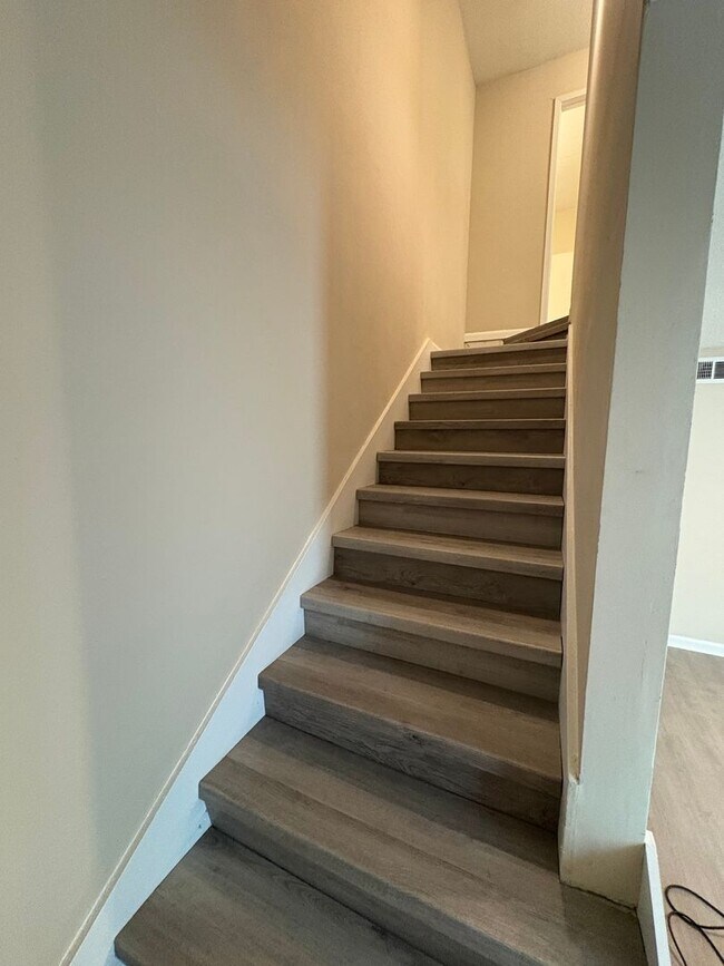 Building Photo - Beverly Manor Newly Renovated 2 Bedroom 1.5 Bathroom