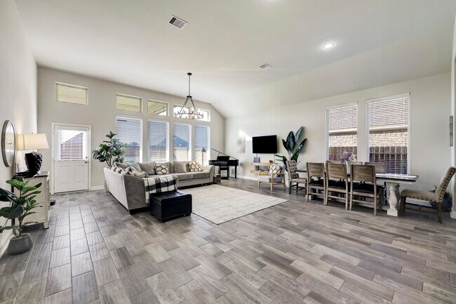 Building Photo - 5215 Baroness Ln