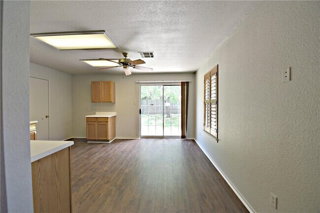 Building Photo - 2010 Parksville Way