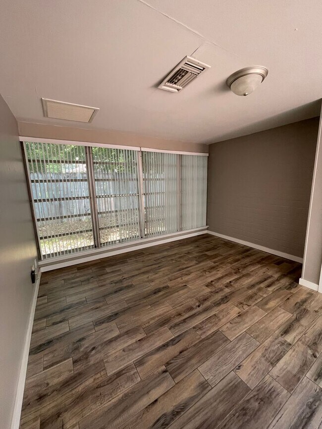 Building Photo - R1026 University Heights