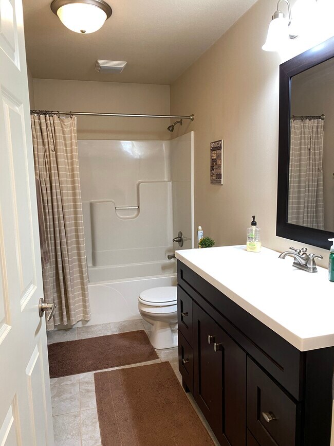 Main floor bathroom - 109 Scenic Dr