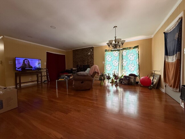 Building Photo - 5 bedroom home for rent