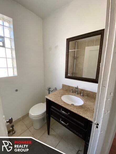 Building Photo - 546 W Surf St