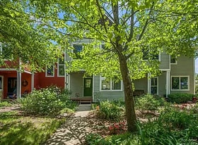 Building Photo - 424 Little Lake Dr