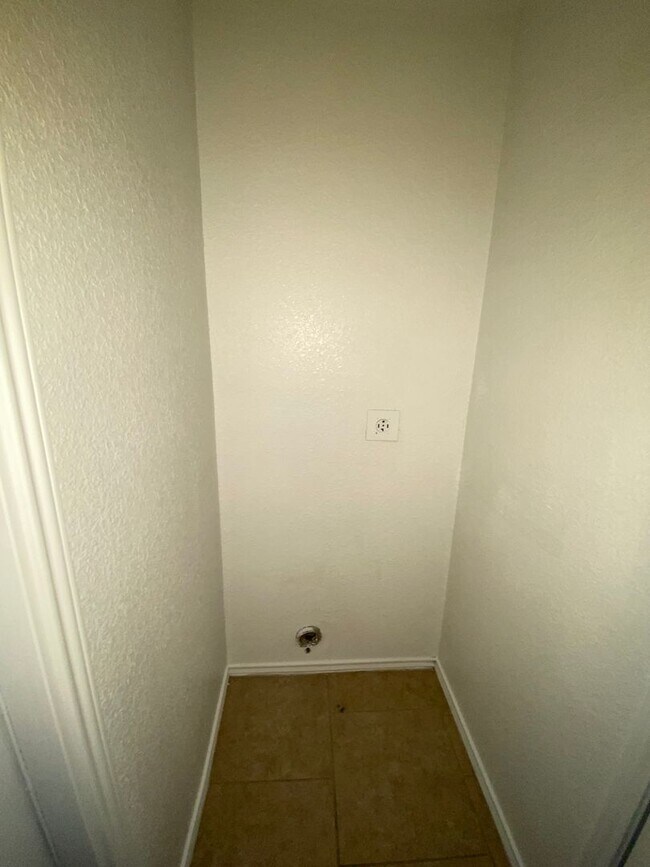 Building Photo - 2805 Lucille Dr