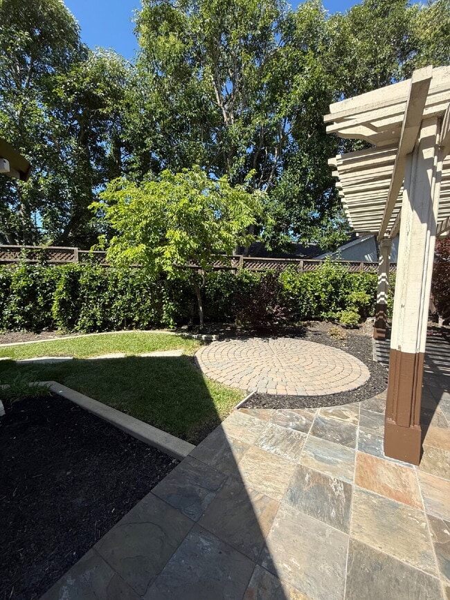Building Photo - Stunning Fully Remodeled 4-Bedroom 2 Bathroom Home with Designer Kitchen & Spacious Open Layout i...