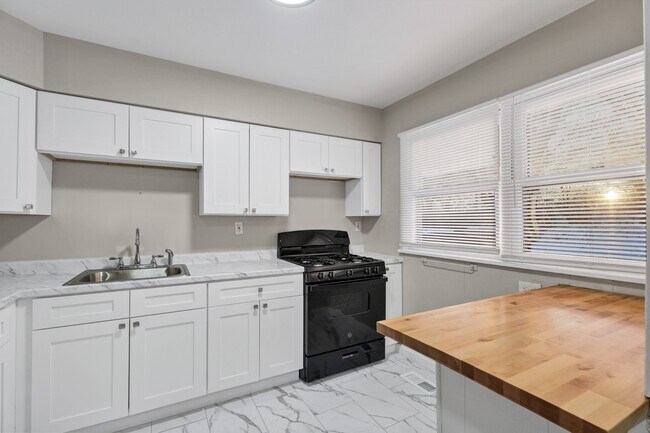 Building Photo - 9725 Medford Dr