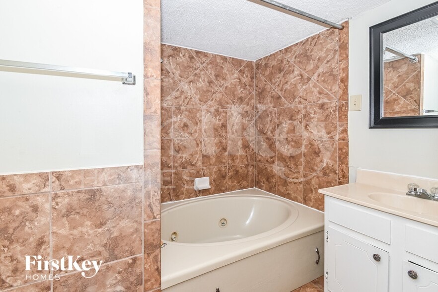 Building Photo - 2101 Hornsby Cove