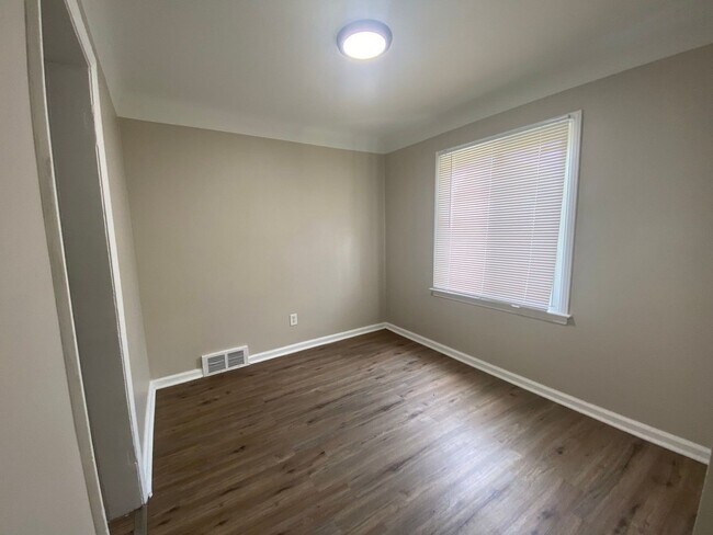 Building Photo - Fully Renovated 3-Bedroom Home – Move-In R...