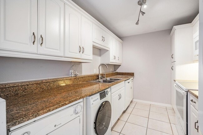 Building Photo - Spacious 2 Bed 2 Bath Condo in Heart of So...