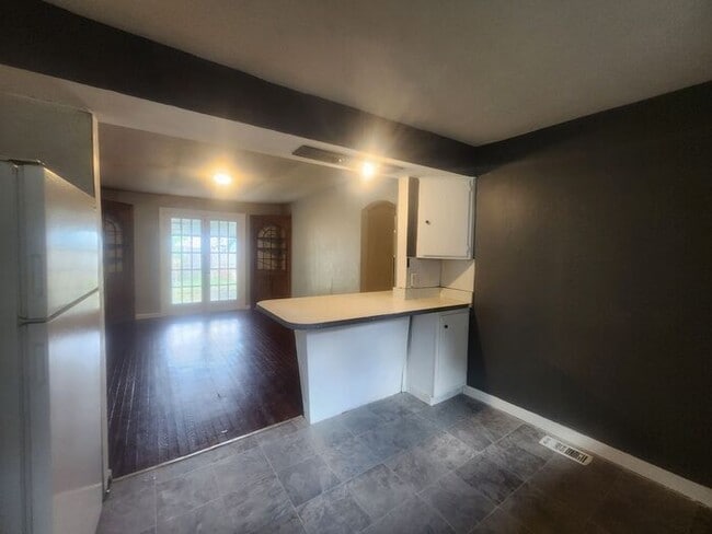 Building Photo - 2 Bedroom 1 Bath on the Northside