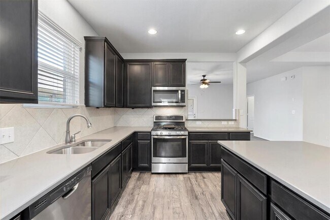 Building Photo - 497 Esperanza Dr