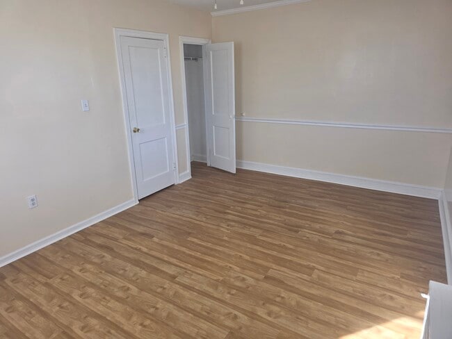 Building Photo - 6213 N Howard St